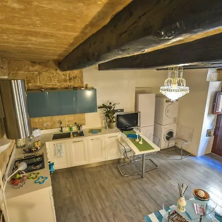 In Historical Building - Grand Harbour Apartman